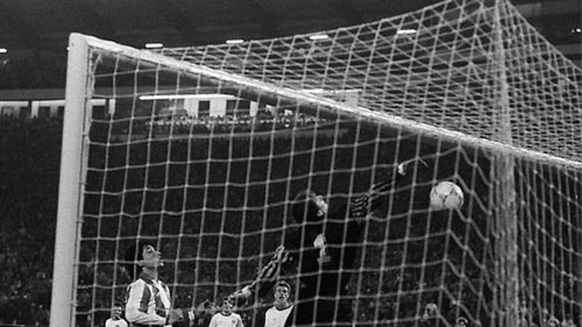 Die 91. Minute im Europapokal-Halbfinale 1991 in Belgrad: Mit einer Bogenlampe bringt Klaus Augenthaler seinen Torwart Raimond Aumann in ernsthafte Schwierigkeiten. Wegen des Aumann-Patzers scheitert der FC Bayern gegen Roter Stern Belgrad