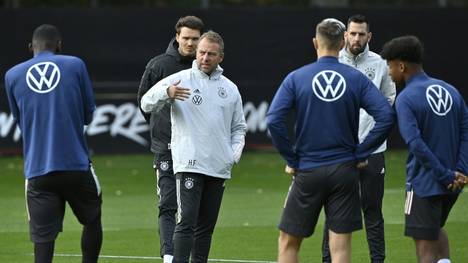 Bundestrainer Hansi Flick und Ilkay Gündogan stehen den Journalisten Rede und Antwort vor dem Länderspiel gegen Israel. Nico Schlotterbeck kann sich seinem Platz in der Startelf sicher sein.