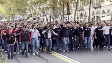 Der VfB Stuttgart geht auf seine zweite Reise in der Champions League - diesmal geht es gegen Juventus Turin ran. Vor dem Spiel machen die Schwaben bereits mit einem Mega-Fanmarsch auf sich aufmerksam. 