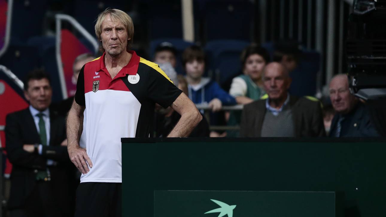 Germany v Czech Republic - Davis Cup Day 1 Carlo Tränhardt bei seiner Tätigkeit als Athletik-Trainer des deutschen Davis Cup-Teams