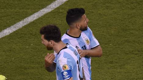 Lionel Messi und Sergio Agüero sind nach der Finalpleite der Argentinier am Boden zerstört