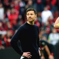 Nach der rauschenden Meisterparty muss Bayer Leverkusen zurück in den Wettkampfmodus. Die Werkself hat den nächsten Titel bereits im Visier. IN London setzt Xabi Alonso unter anderem auf Bayern-Leihgabe Josip Stanisic.