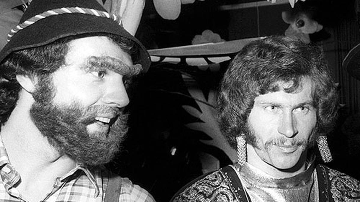 ...im Fasching. Breitner ist übrigens der Herr rechts, unter der Verkleidung links - kaum zu erkennen - versteckt sich "Kaiser" Franz Beckenbauer