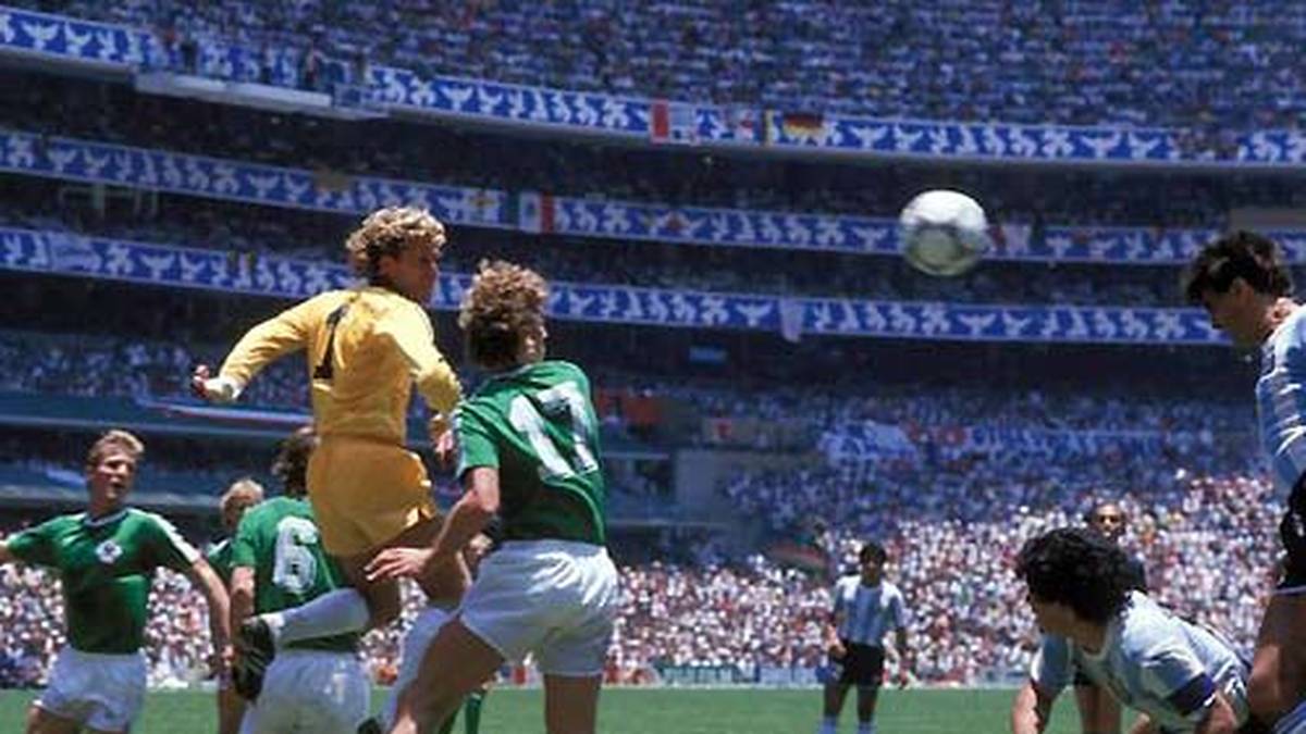 WM-Finale 1986: Harald Schumacher segelt am Ball vorbei, Jose Luis Brown trifft zum 1:0 für Argentinien. Deutschland verliert 2:3