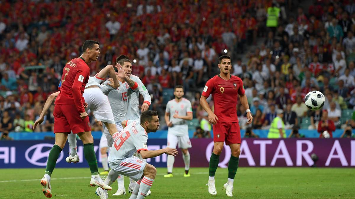 Daily Mail: "Portugal 3-3 Spanien: Cristiano Ronaldo erzielt einen sensationellen Freistoß, um den Hattrick zu vollenden und ein Unentschieden in Gruppe B zu holen, nachdem Nachos Traumtor Spanien in einer sensationellen WM-Auseinandersetzung wie den Sieger hatte aussehen lassen"