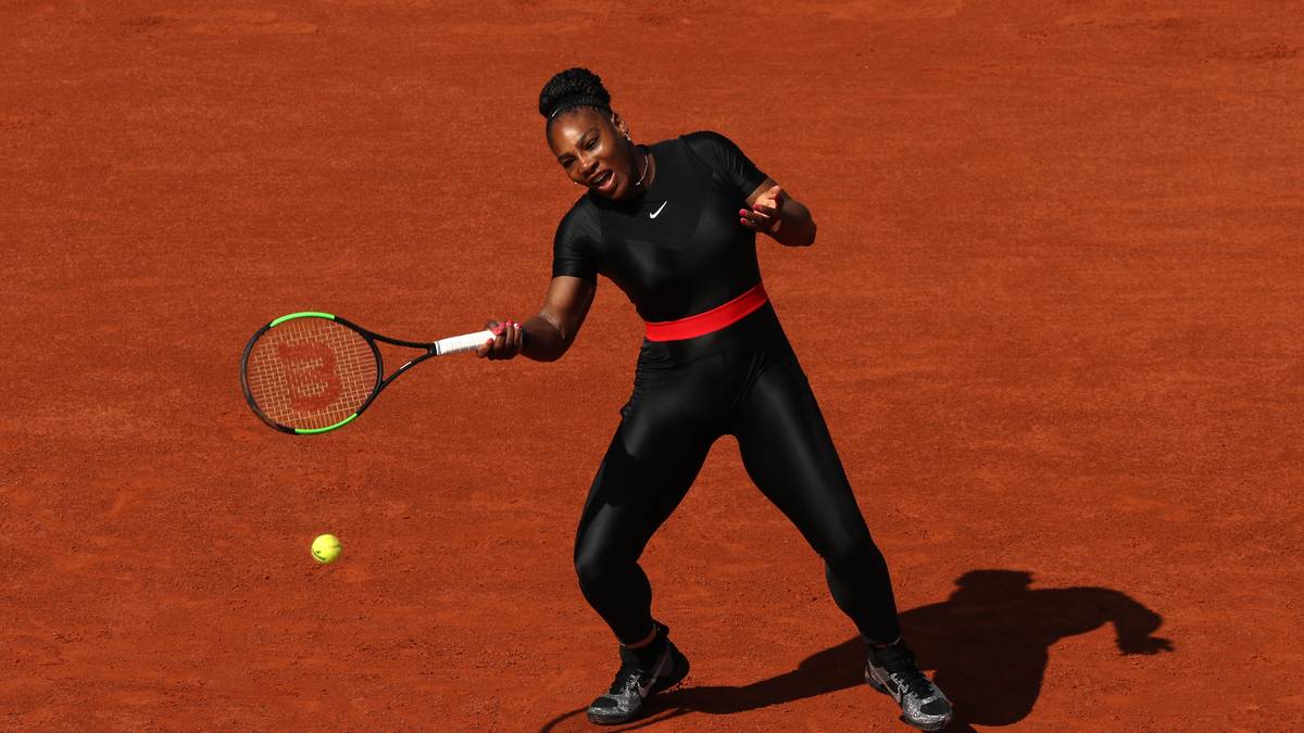 Beim ersten Grand-Slam-Turnier, an dem Serena Williams nach der Babypause teilnimmt, ist der schwarze Ganzkörperanzug das Gesprächsthema der ersten Woche