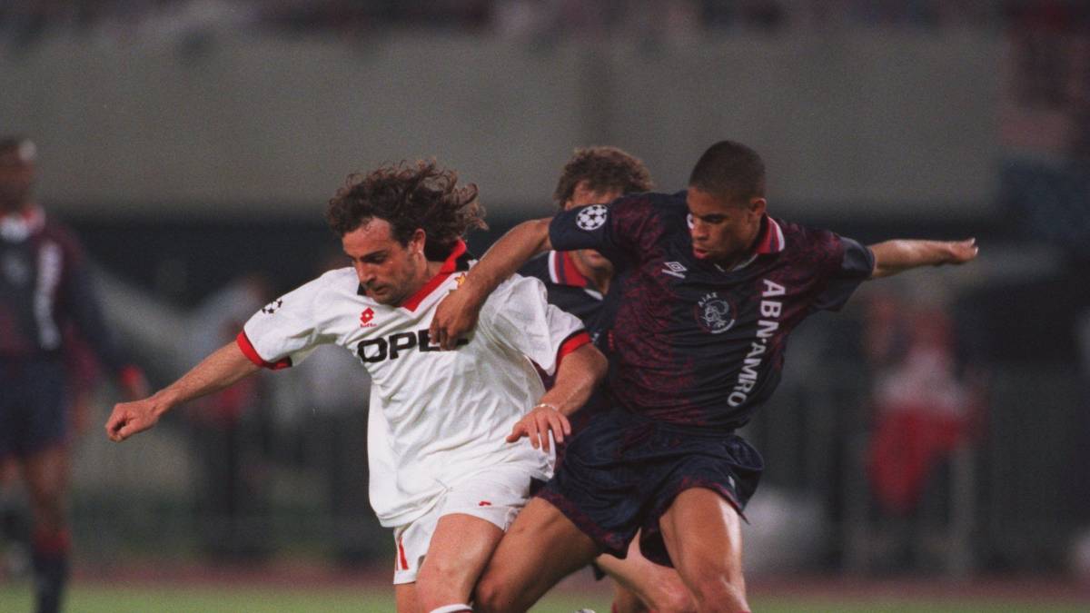 RECHTSVERTEIDIGUNG – MICHAEL REIZIGER: Schaffte mit dem CL-Titel seinen Durchbruch. Zog ein Jahr später weiter, über den AC Mailand später zum FC Barcelona. Seine Karriere beendete er 2007 übrigens ausgerechnet beim Konkurrenten PSV Eindhoven. Aktuell Trainer der Ajax-Reserve