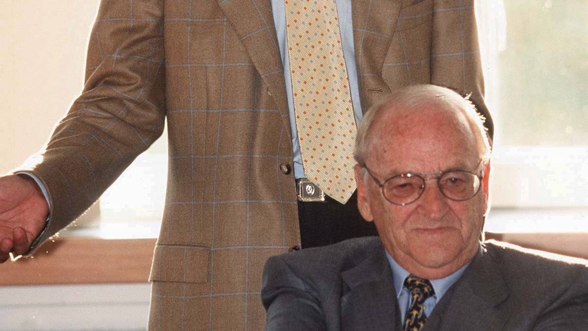 Stattdessen wurde er zum Vollzeit-Funktionär. 1998 wurde Beckenbauer zu einem der Vizepräsidenten von DFB-Boss Egidius Braun gewählt. Beckenbauers wichtigste Aufgabe: Er sollte die WM 2006 nach Deutschland holen