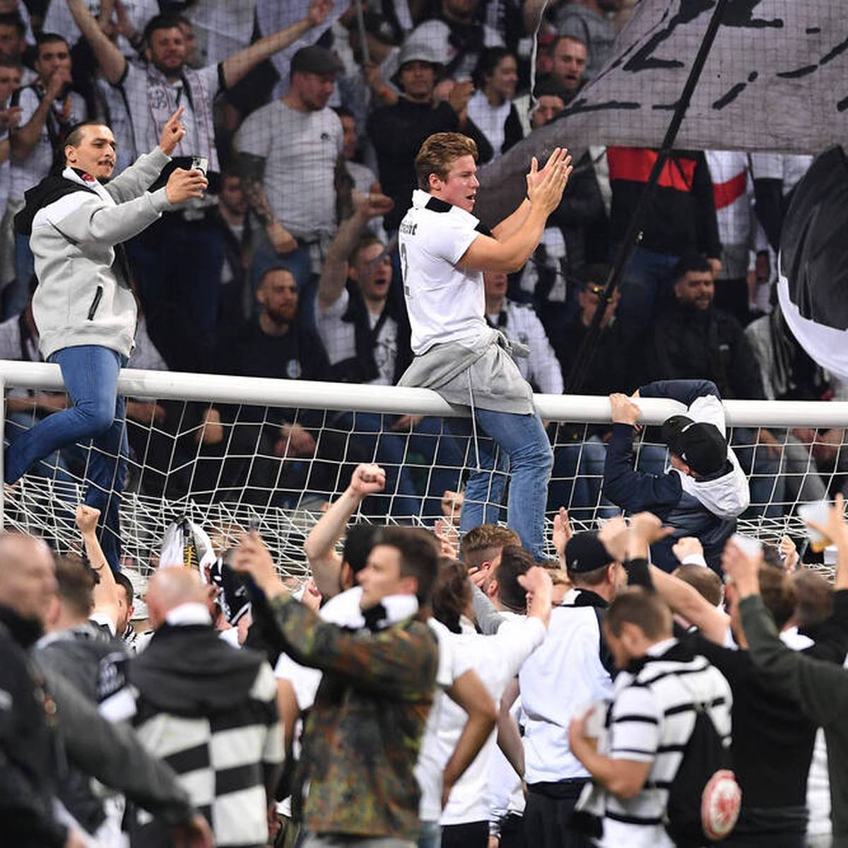 Platzsturm nach dem Einzug ins Finale, Bengalos im Block oder auch das Entfernen der UEFA-Banner vor dem Endspiel: Die Frankfurter Fans haben auf sich aufmerksam gemacht. Dafür drohen der Eintracht Strafen. 