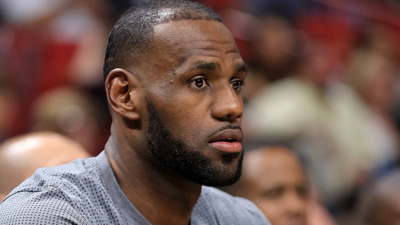 James pausiert, Farce im Kracher