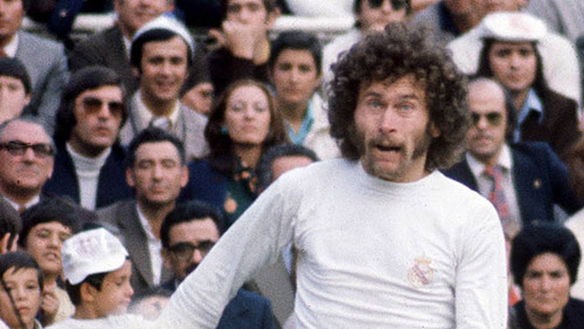 Nicht immer spielte Breitner in der Bundesliga. Nach der WM 1974 wagte er den Sprung nach Spanien zu Real Madrid. Mit den "Königlichen" und Teamkollege Günter Netzer holt er gleich im ersten Jahr das Double aus Meisterschaft und Pokalsieg