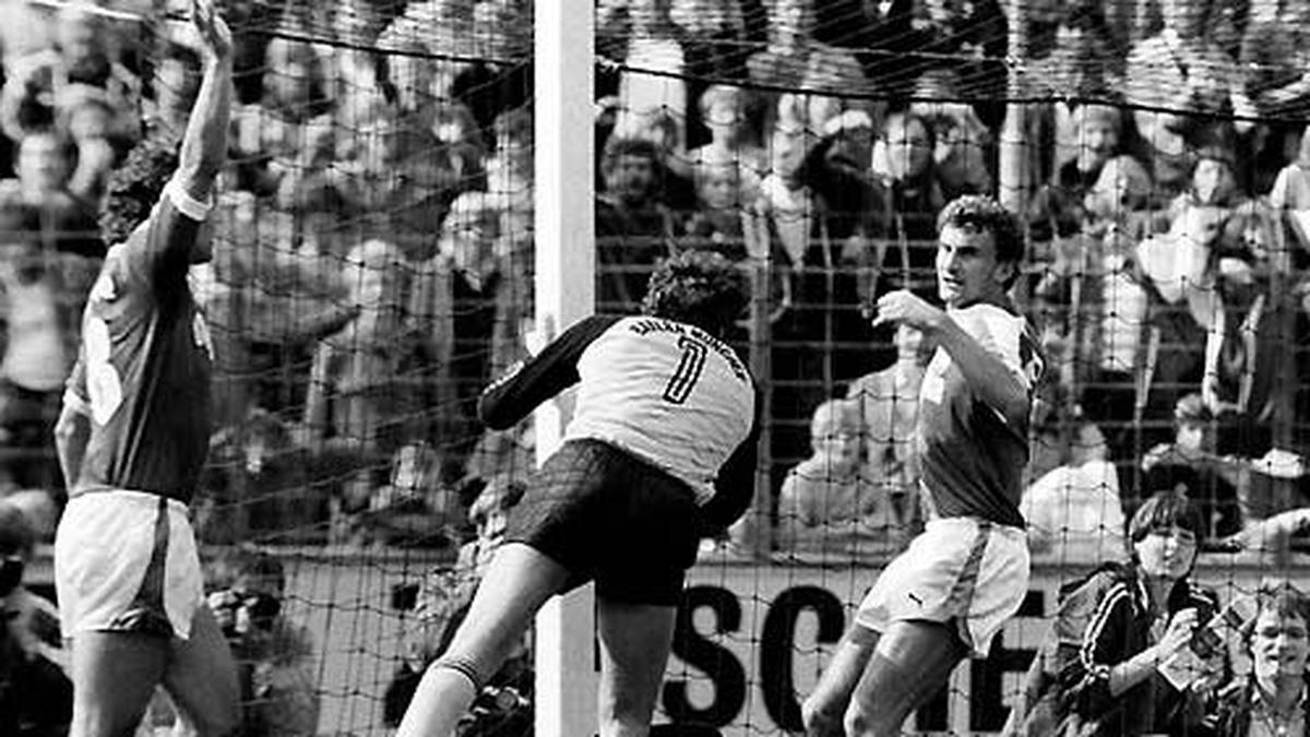 Am 21. August 1982 macht Jean-Marie Pfaff sein erstes Spiel für den FC Bayern. Der Bremer Uwe Reinders bezwingt den Belgier, der damals als einer der weltbesten Keeper gilt, mit einem Einwurf. Besonders bitter für Pfaff: Nur weil er den Ball versucht zu fangen und dabei den Ball berührt, ist das Tor überhaupt gültig