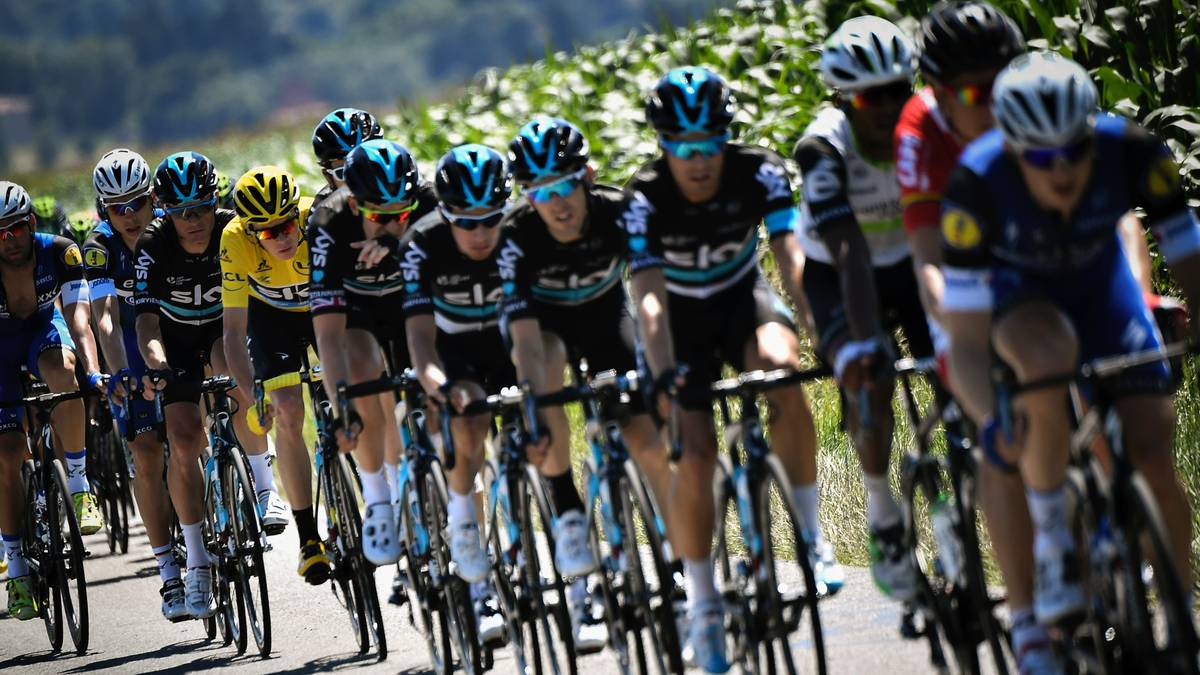 Der Gesamtführende Chris Froome hält sich im Gelben Trikot derweil - flankiert von seinen Sky-Teamkollegen - im Hauptfeld zurück