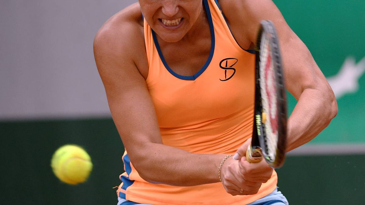 Bei diesem Blick von Kateryna Bondarenko fliegt der Ball wahrscheinlich vor Angst von selbst zurück über das Netz