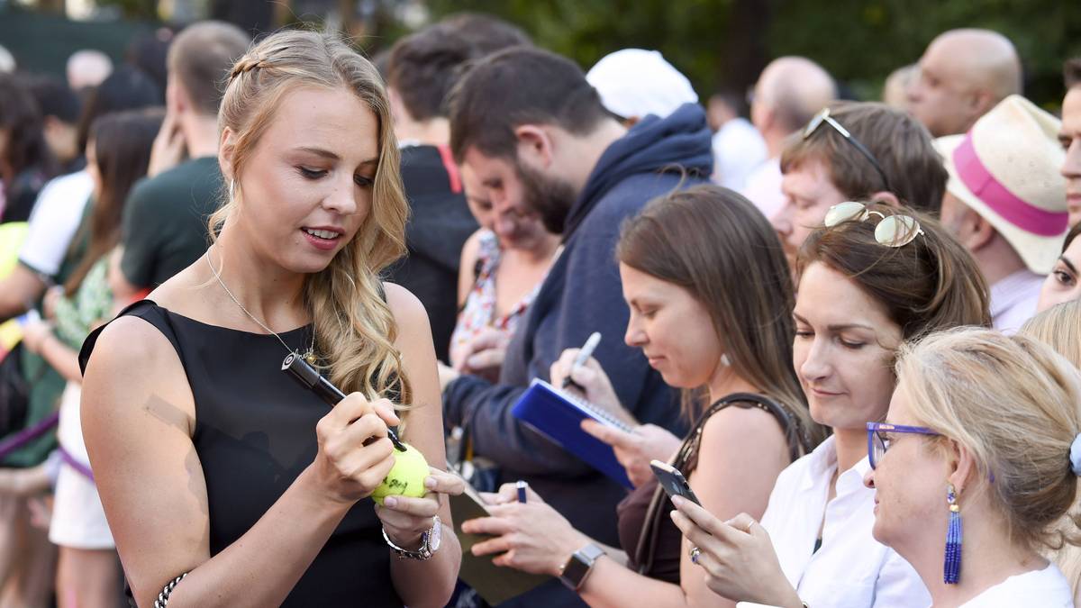 Die Estin Anett Kontaveit muss erstmal ein paar Bälle signieren. Ob sie die in ihrer Handtasche versteckt? 
