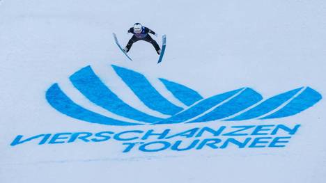 Endlich ist es wieder so weit: Die Vierschanzentournee 2025/26 sucht ihren Sieger. Hier gibt's alle Infos zum Skisprung-Event des Jahres, dessen Mythos seit Jahrzehnten immer wieder Fans und Sportler begeistert.