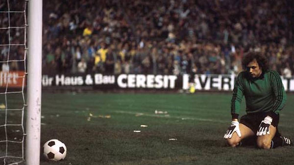 Eintracht Frankfurts Jürgen Pahl wirft sich 1982 gegen Werder Bremen den Ball bei einem Abwurf selbst ins Tor