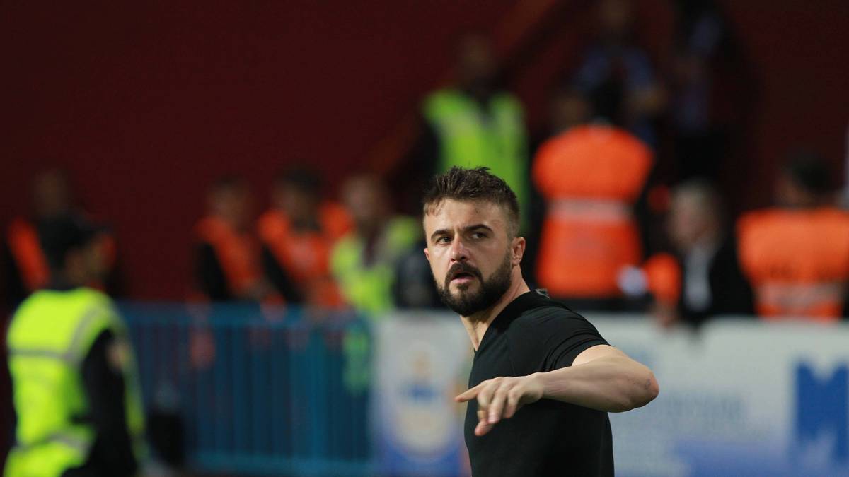 Als der Fan nach Wiederanpfiff den Torrichter attackierte, hatte Trabzons Torwart Onur Kivrak genug. Demonstrativ legte er sein Trikot und Handschuhe den Platz und verließ eigenmächtig den Platz