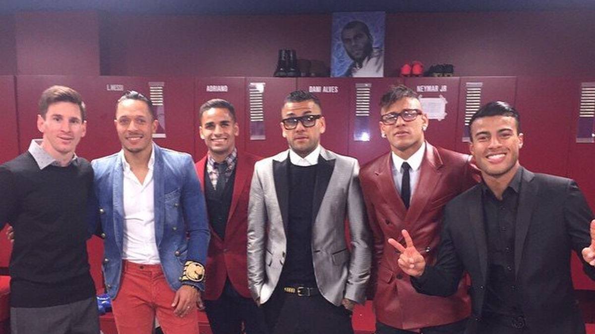 Ein Highlight aus der Barca-Kabine: Lionel Messi besticht durch Understatement. Seine Kollegen wie Adriano, Dani Alves oder Neymar legen sich aber dafür doppelt ins Zeug, um dem Foto noch den nötigen "Pfiff" zu geben
