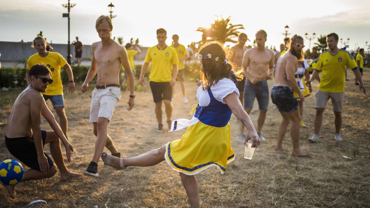Mittsommer mal anders: Das Fest ist in Schweden der zweitgrößte Feiertag und wird normalerweise zuhause mit Verwandten, Freunden und Nachbarn bei gutem Essen verbracht. Nun muss das Spiel gegen Deutschland in Sotschi als Feierlocation herhalten