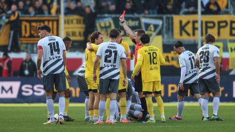 Gaudino Gianluca (Alemannia Aachen) sah nach nicht einmal drei Minuten Rot