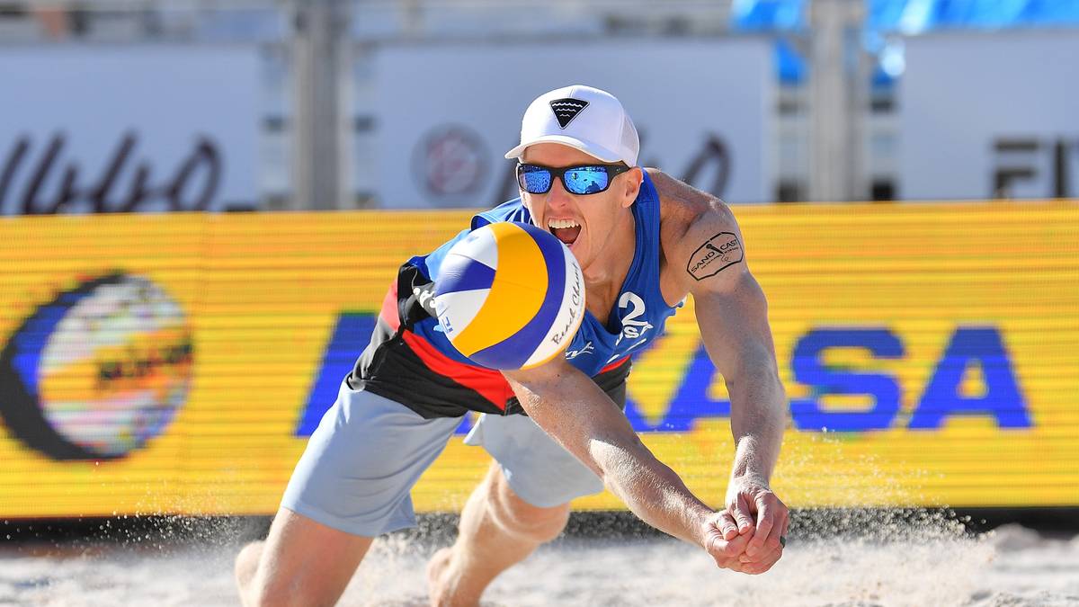 Zum Beachvolleyball gehören aufgrund des weichen Bodens spektakuläre Rettungs- und Abwehraktionen