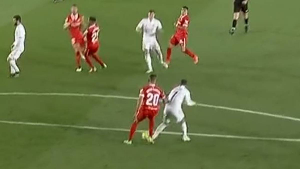 Bei Reals spätem Ausgleich dank Toni Kroos fälschte Eden Hazard den Ball mit dem Fuß noch ins Tor des FC Sevilla ab