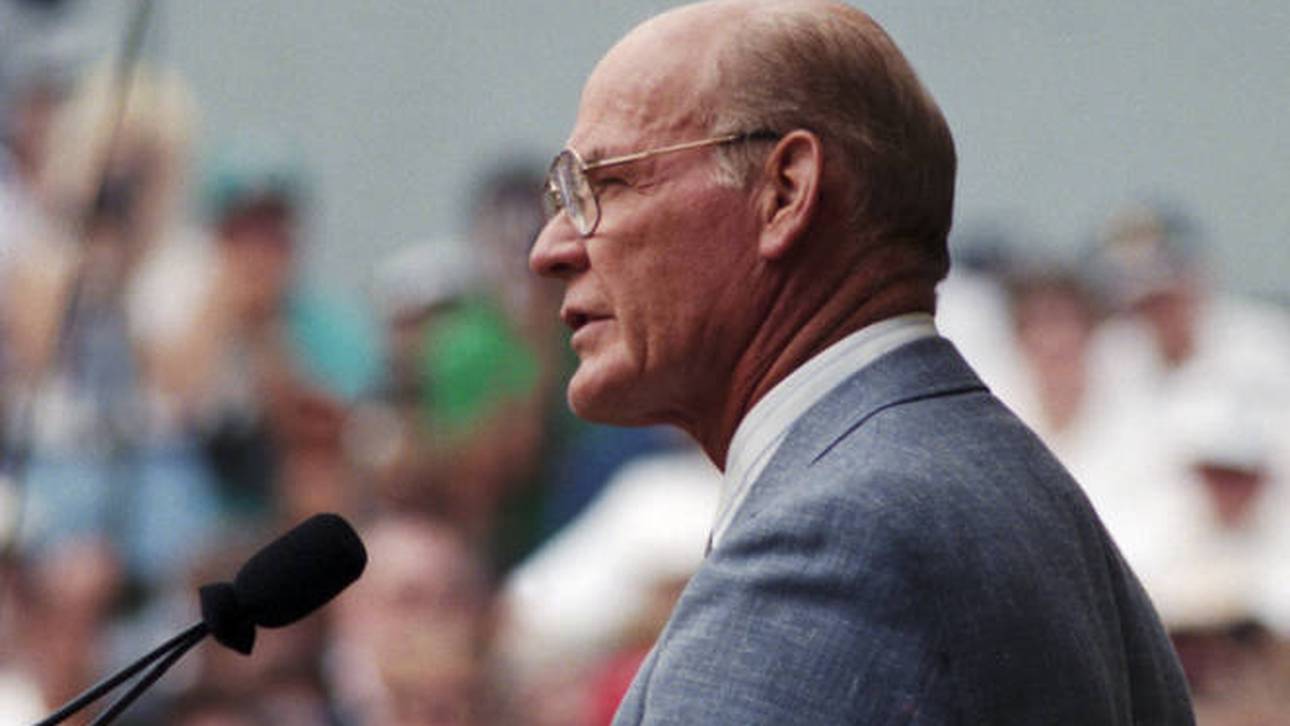 Tom Landry ohne Hut bei einer Rede im Jahr 1994