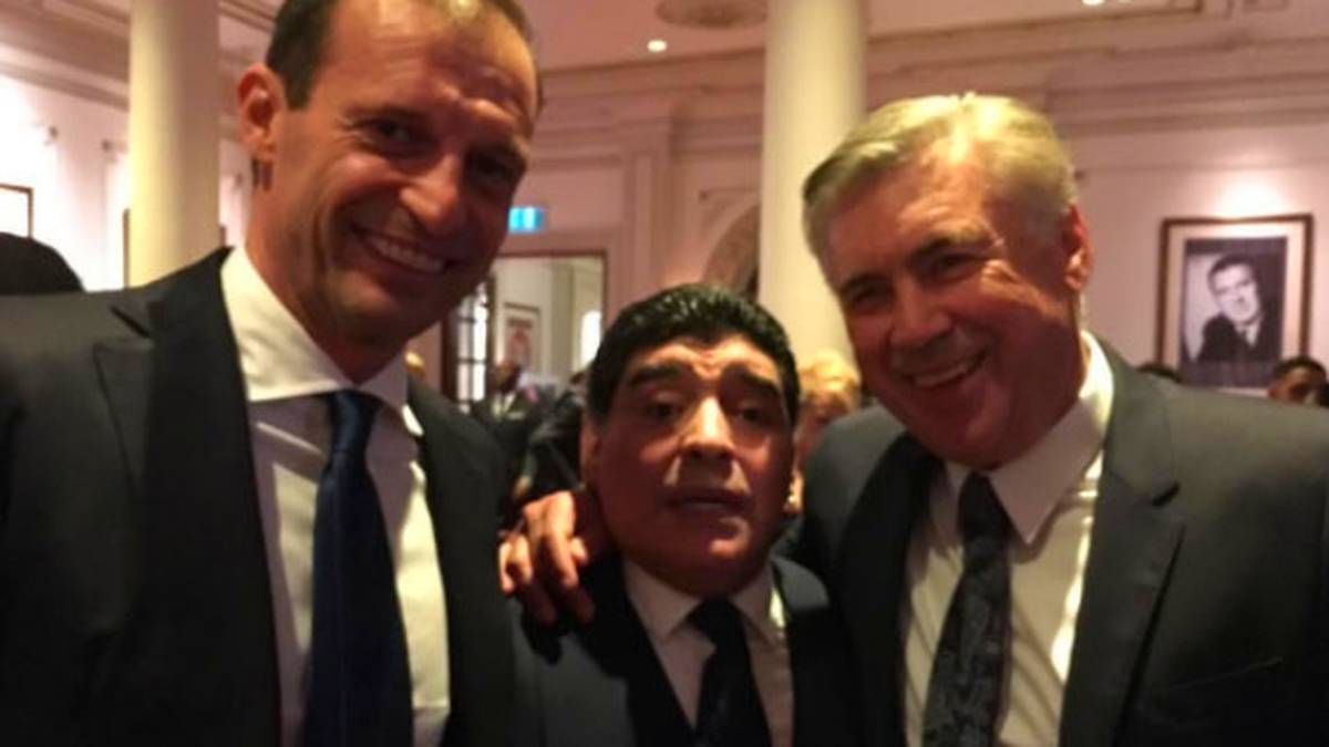 Auf seinem Instagram-Account postet Ancelotti einen Schnappschuss, der ihn Arm in Arm mit Maradona zeigt