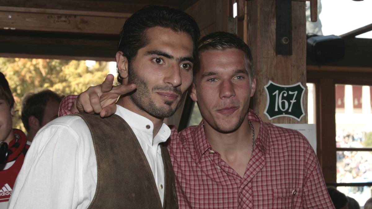 Auch Hamit Altintop gehört damals zu den Neuen und wirkt noch etwas schüchtern. Lukas Podolski (r.) ist dagegen bei seinem zweiten Wiesn-Besuch schon ein alter Hase. Als Kölner hat er das Feiern im Blut