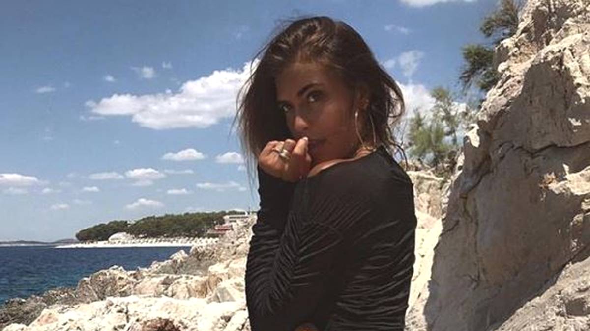 Lord Bendtners Liebste träumt auf dem Felsen: Das Model Philine Roepstorff gibt sich ganz zart inmitten felsiger Küstenkulisse