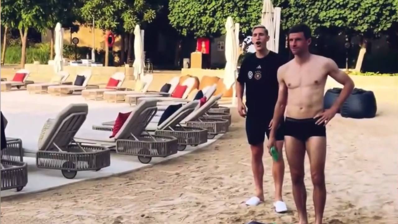 DFB-Star Thomas Müller halbnackt beim Cornhole spielen