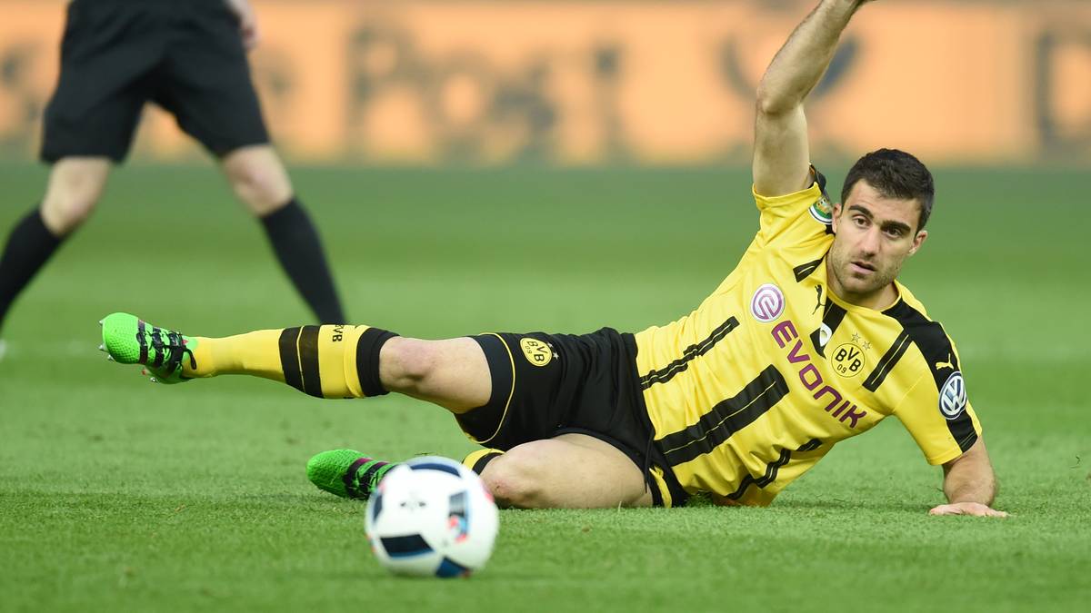 Die vertikalen schwarzen Streifen sind das mit Abstand auffälligste Designelement, das sich auch über die Schultern und die Arme zieht. Der Schriftzug von Sponsor Evonik ist in Pink gehalten