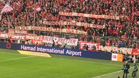 Diese Banner hielten Bayern-Fans in der Südkurve hoch