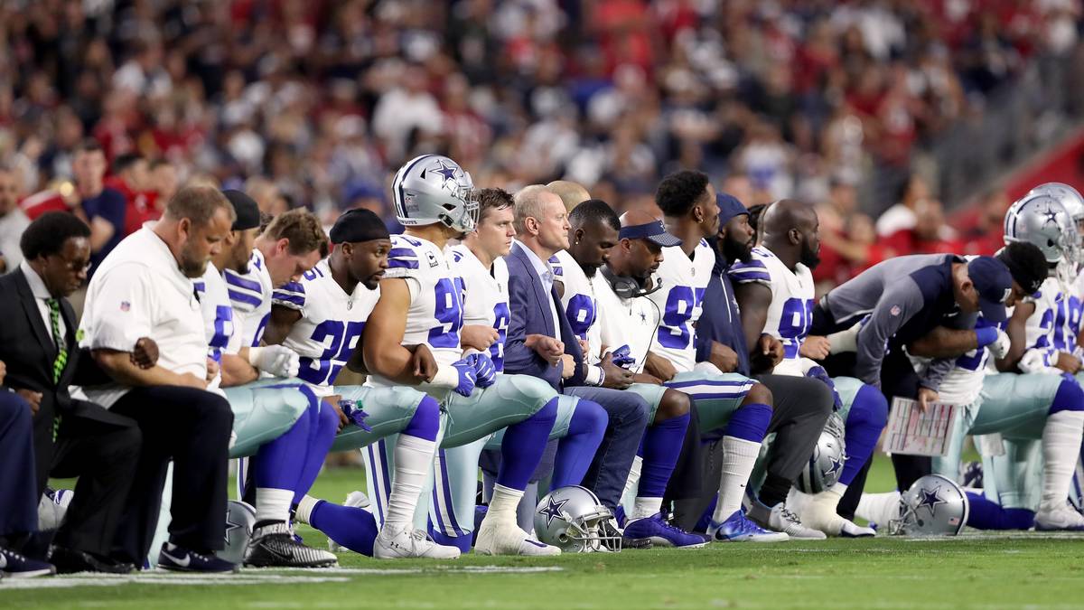 Die Profis der NFL protestieren, indem sie beim Abspielen der US-Hymne auf die Knie gehen 