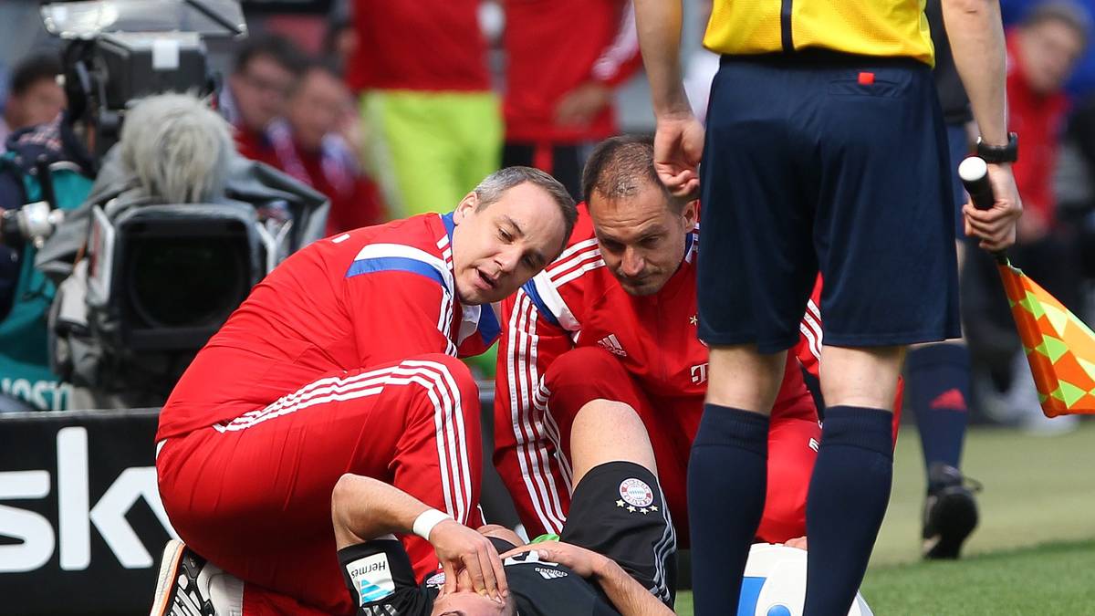 Dr. Braun und sein Team bekommen gleich Arbeit. Juan Bernat muss am Knöchel behandelt werden