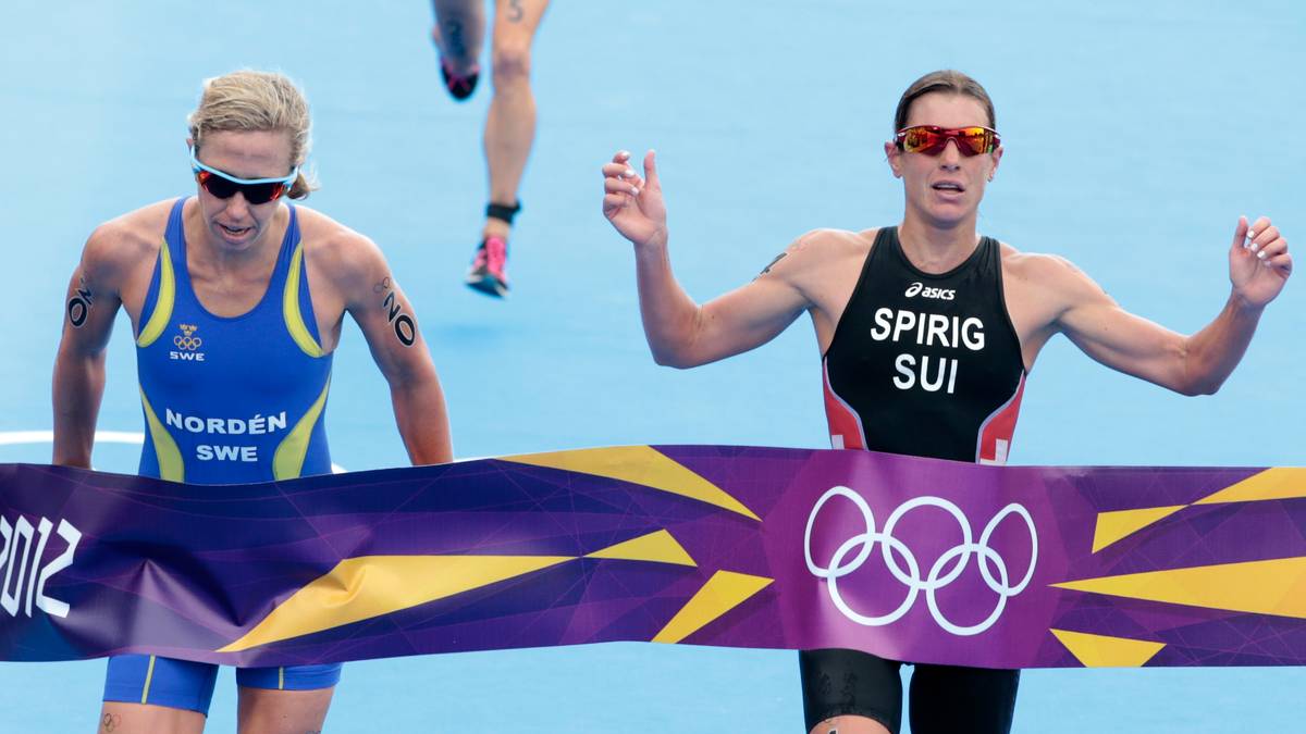 LISA NORDEN 2012: Bei den Olympischen Spielen in London sprinten die Schwedin Lisa Norden (links) und die Schweizerin Nicola Spirig im Triathlon Nase an Nase ins Ziel. Ein Foto-Finish entscheidet, dass Spirig minimal vorne liegt. Für Norden wohl die bitterste Silbermedaille ihrer Karriere