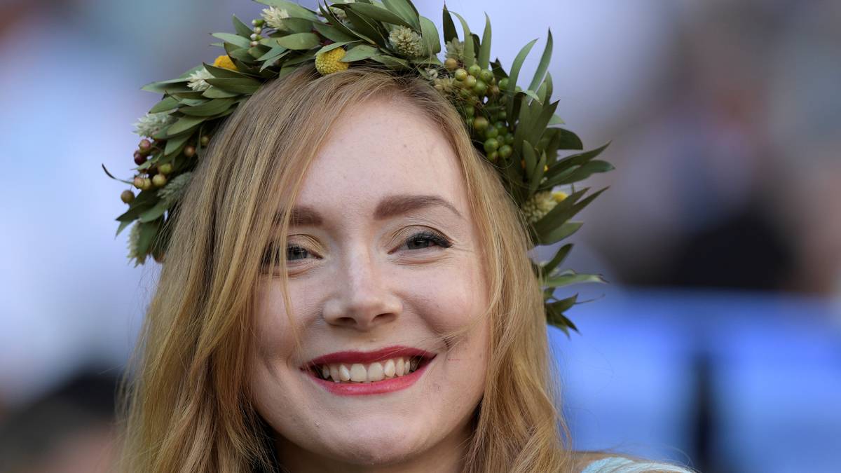 Göttlich! Lorbeeren für die Mannschaften von Argentinien und Island, den Kranz trägt dieser Fan