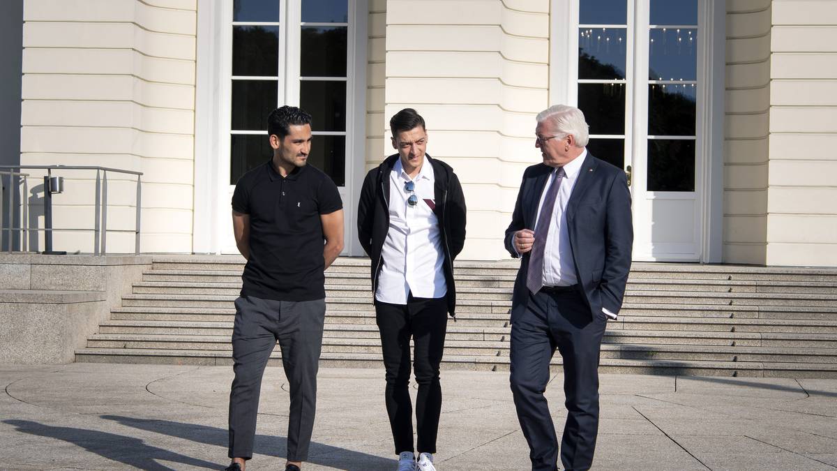 19. MAI - Özil und Gündogan unterbrechen ihren Urlaub, treffen in Berlin Löw, Grindel und DFB-Direktor Oliver Bierhoff zur Aussprache. Im Schloss Bellevue besuchen sie Frank-Walter Steinmeier. Ein Termin, um die Öffentlichkeit zu beschwichtigen. Der Plan schlägt fehl