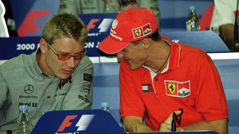 Formel 1: Japanese GP Mika Häkkinen (l.) und Michael Schumacher lieferten sich Ende der 1990er packende Duelle auf der Rennstrecke