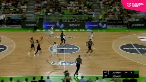 Der deutsche Basketballer David Krämer hat beim Testspiel der deutschen Nationalmannschaft gegen Slowenien einen Buzzer Beater aus der eignene Hälfte getroffen.