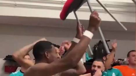 Real Madrid feiert im Spitzenspiel gegen Sevilla ein starkes Comeback, kann in der Nachspielzeit noch den 2:3-Siegtreffer erzielen und Alaba feiert danach mit seinem Stuhl-Jubel in der Kabine. 