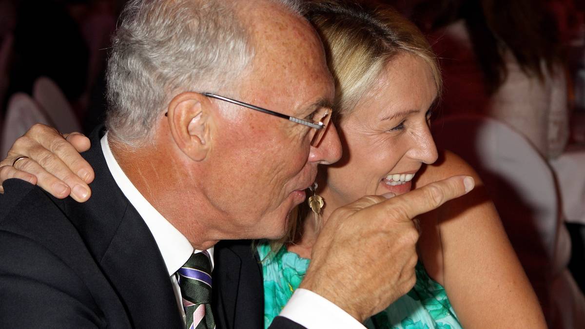 Begonnen hat die Beziehung zu seiner dritten Ehefrau übrigens eher stürmisch. Die beiden bandelten während der Weihnachtsfeier des FC Bayern 1999 an. Neun Monate später war Söhnchen Joel geboren. "So groß ist das Verbrechen nun auch nicht. Der Liebe Gott freut sich über jedes Kind", franzelte er. Und überhaupt:  "Ich hab mal einen Stammbaum machen lassen: Die Wurzeln der Beckenbauers liegen in Franken. Das waren lustige Familien, alles uneheliche Kinder. Wir sind dabei geblieben." 