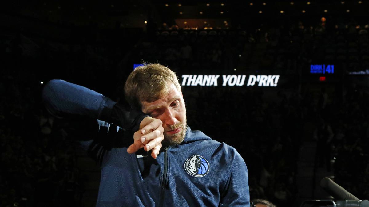 In seinem letzten NBA-Spiel gastiert Nowitzki mit Dallas bei den San Antonio Spurs. Ein allerletztes Mal trifft der Würzburger auf den texanischen Erzrivalen. Ein Tribute-Video verursacht Tränen bei Nowitzki. Anschließend heißt es endgültig: Goodbye, Dirk!