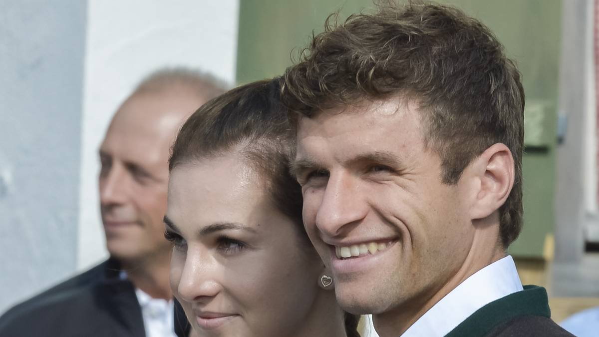 Mit seiner Frau Lisa feiert er zünftig