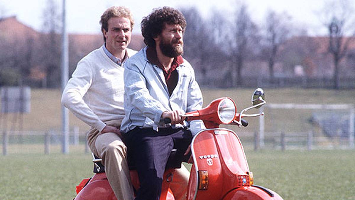 Karl-Heinz Rummenigge (l.) und Breitner sahen nicht nur auf der Vespa gut aus - beim FCB bilden sie das Duo "Breitnigge". Bei der Wahl zu Europas Fußballer des Jahres 1981 wurde Breitner auf Rang zwei gewählt - hinter Rummenigge