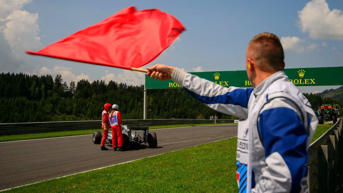 Strafpunkte können die Fahrer für verschiedenste Aktionen aufgebrummt bekommen. Das reicht von Kollisionen, über Abkürzen oder Überschreitung des Tempolimits in der Boxengasse bis hin zum Ignorieren von Flaggensignalen und das Abdrängen eines Konkurrenten. Noch hat jedoch kein Fahrer zwölf Punkte in so kurzer Zeit gesammelt