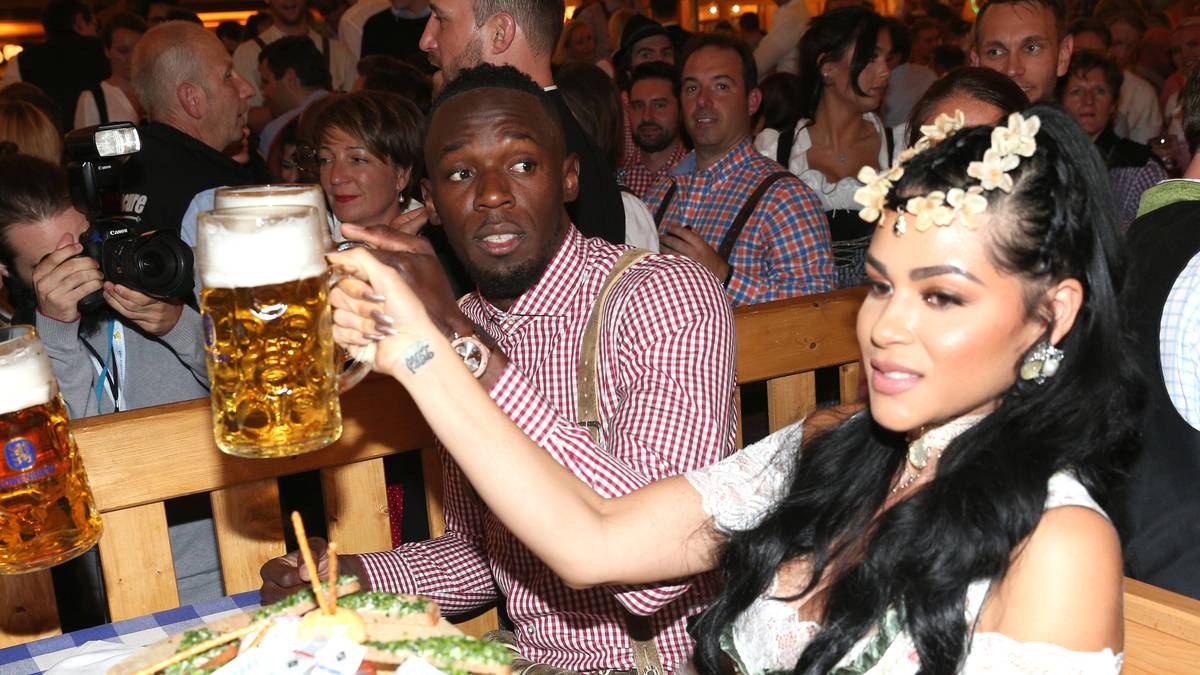 Bei der Dame an seiner Seite handelt es sich nicht um seine Lebensgefährtin, sondern um deren beste Freundin