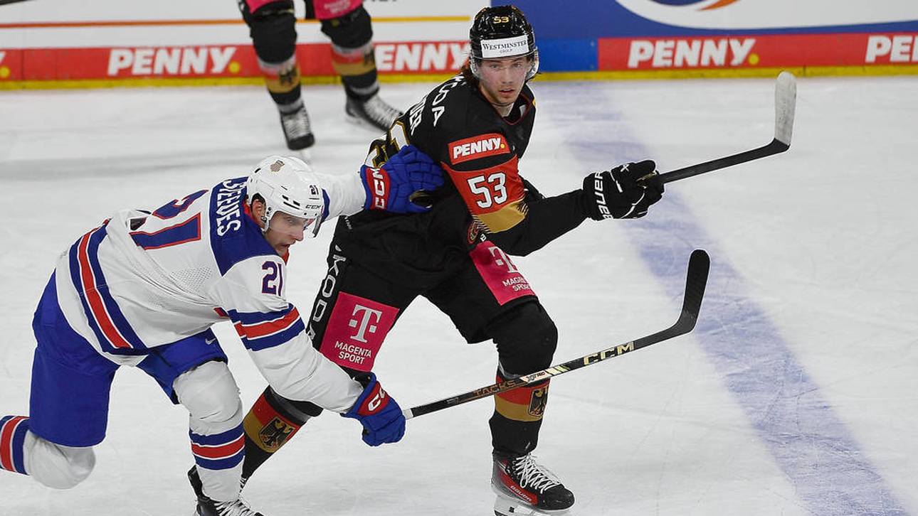 Moritz Seider (r.) im Duell mit Alex Steeves (l.)