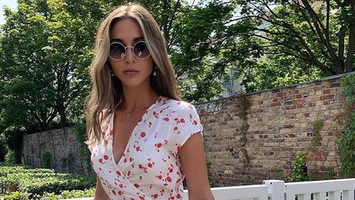 Die Frau von Mario Götze ist derweil freiwillig vor der Tür - und führt ihr neues Blumenkleid aus